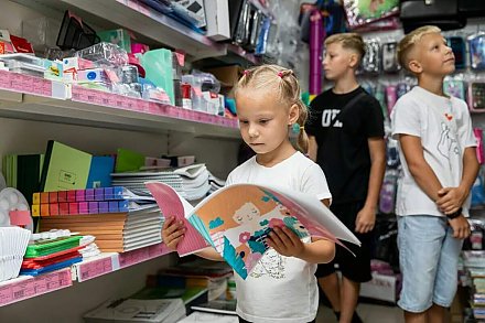 Матпомощь на подготовку детей к школе уже получили около 94% многодетных семей