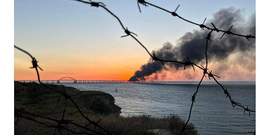 На Крымском мосту взорвали грузовик