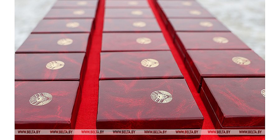 Александр Лукашенко вручил государственные награды журналистам и работникам культуры