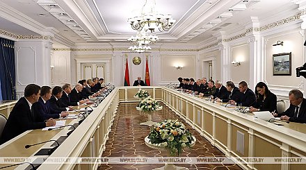 Лукашенко провел совещание по актуальным вопросам