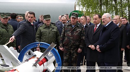 Лукашенко ознакомился с развитием в Беларуси ракетного производства