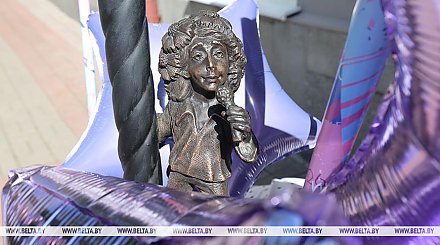 В Витебске появилась мини-скульптура с васильками и микрофоном к 35-летию "Славянского базара" 