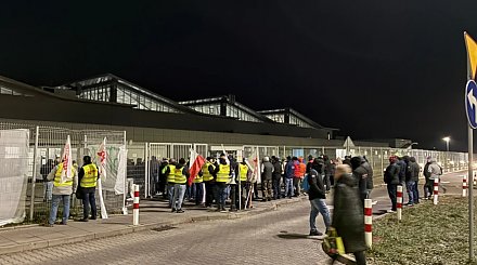 Сотни рабочих и представители профсоюзов протестуют перед автомобильным заводом в Польше, требуя повышения зарплат 