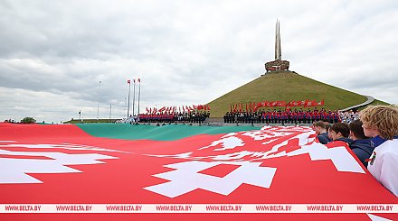На "Кургане Славы" в честь государственных символов развернули полотнище флага длиной 36 м