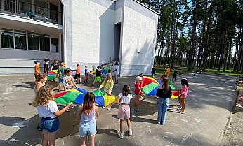 За лето в оздоровительных лагерях побывало около 400 тысяч школьников