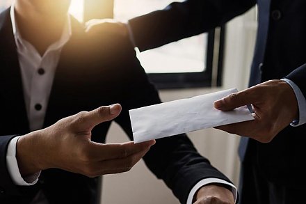 В каких сферах чаще всего берут взятки, рассказали в Генпрокуратуре