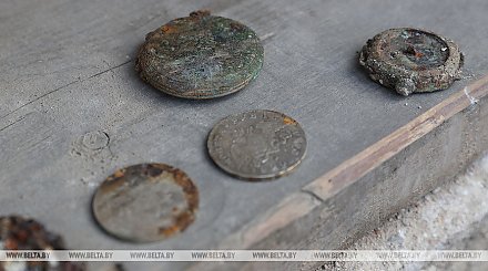 В центре Гродно во время раскопок нашли старинные монеты и часы