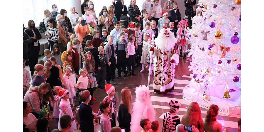 Волшебное настроение и новогоднее чудо для каждого ребенка. Главная ёлка областного объединения профсоюзов собрала более 200 ребят