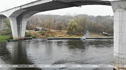 Военные инженеры завершили наведение понтонной переправы через Неман под Гродно