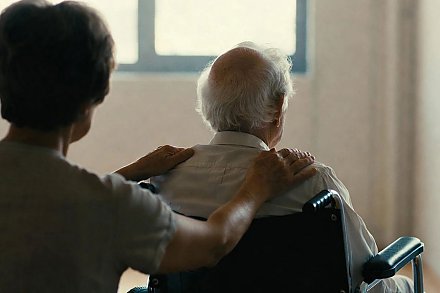 Пособие по уходу за пожилым человеком старше 80 лет: кто может работать и получать выплаты