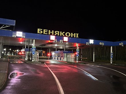 Обстановка на погранпереходе «Бенякони» в данный момент: белорусские пограничники готовы приступить к пропуску физических лиц и транспортных средств