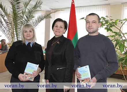 Председатель Вороновского райсовета депутатов Елена Ганевич вручила книги «Ровесники молодой Беларуси» избирателям
