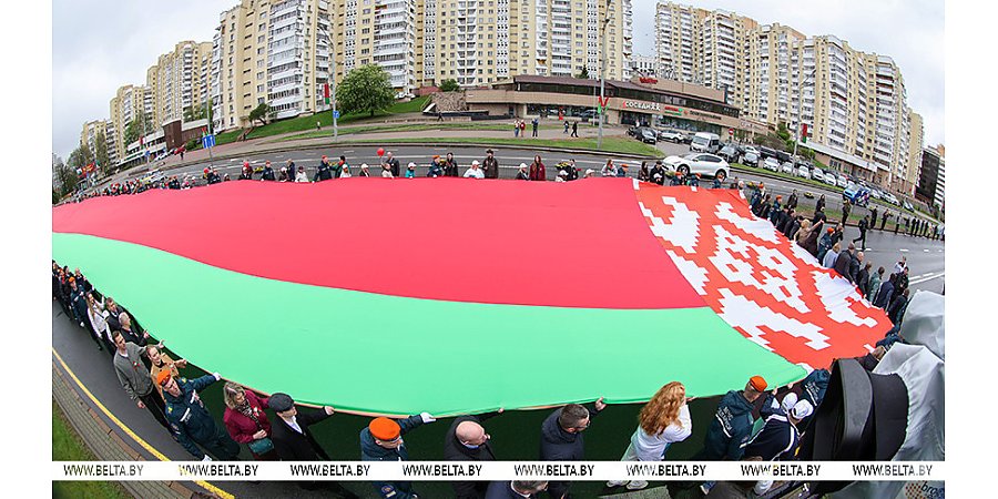 Шествие с самым большим флагом Беларуси стартовало от стелы "Минск - город-герой"