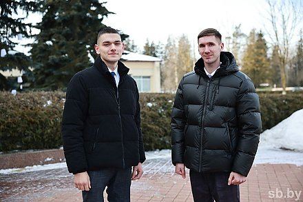 Деревню на жительство. Инженер Александр Деньковский и агроном Роман Явейшис, работники КСУП «Гирки»,  приняли участие в выездном заседании Постоянной комиссии Совета Республики по региональной политике и местному самоуправлению