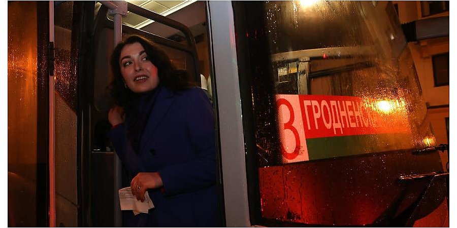 Фотофакт: Делегаты из регионов отправились в Минск во Дворец Республики, где Президент обратится с Посланием к белорусскому народу и парламенту