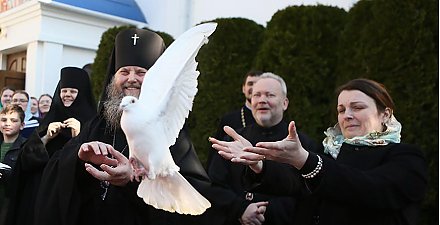 Православные верующие празднуют Благовещение Пресвятой Богородицы