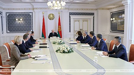 "Не должны идти ни у кого на поводу". Лукашенко требует тщательной проработки поступающих ему документов