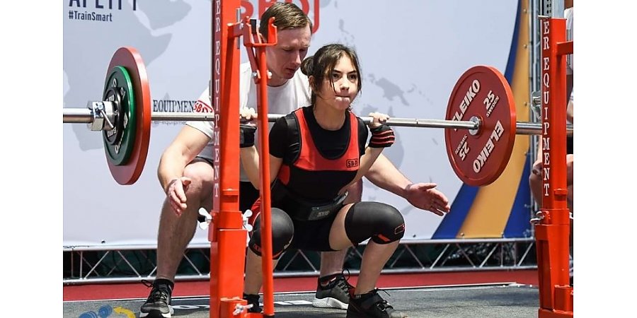 Шестнадцатилетняя спортсменка из Ошмян Елизавета Матарас стала чемпионкой мира по пауэрлифтингу