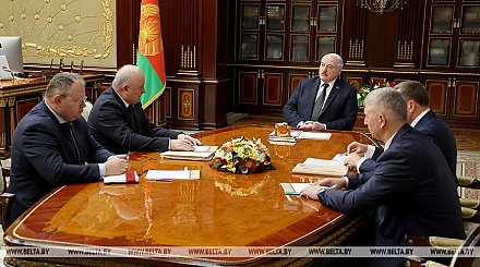 О санкциях, токсичных долларе и евро, кредитовании и инфляции. Александр Лукашенко начал рабочую неделю с ситуации в банковской сфере