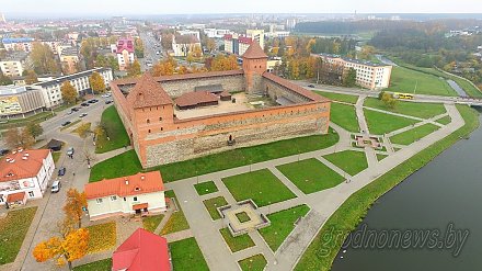 The project "The Pearls of Little Motherland". Tourists try on armors and are knighted in renewed Lida Castle