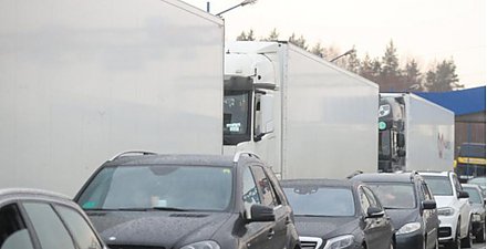 Около 1900 единиц грузового транспорта ожидают въезда в Литву