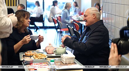 Александр Лукашенко 8 марта приехал в один из ресторанов сети "Мак.бай" и продегустировал местное меню