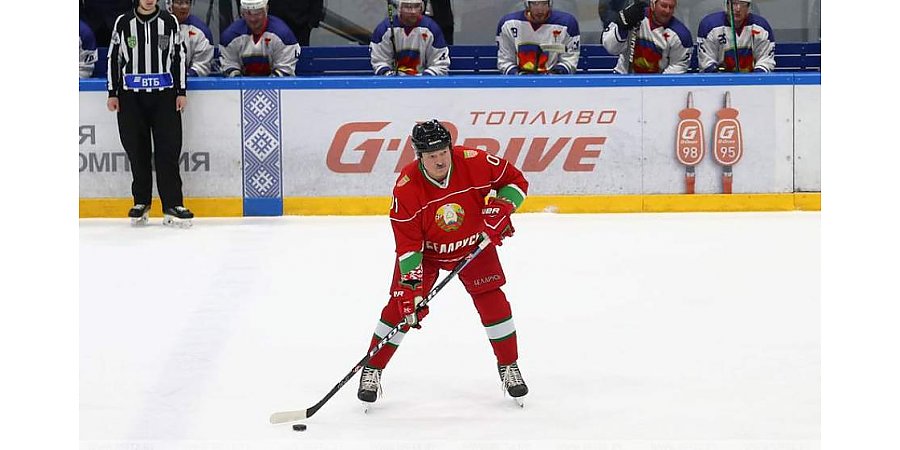 Хоккейная команда Президента победила сборную Брестской области в матче любительского турнира