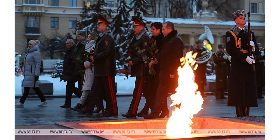 ФОТОФАКТ: Венок от делегатов ВНС возложили на площади Победы в Минске