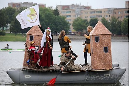 "Заплыв на чем попало" и болотный футбол устроили в Лиде