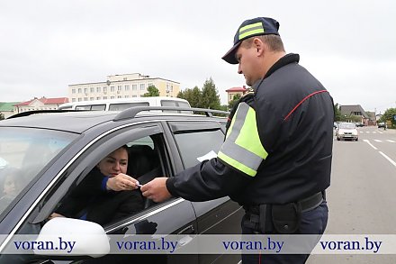 Без бустера и с просроченным техосмотром. Что показал совместный рейд сотрудников ОГАИ Вороновского РОВД и журналиста «ВГ» по выполнению требований комплекса профилактических мероприятий «Внимание — дети!»?