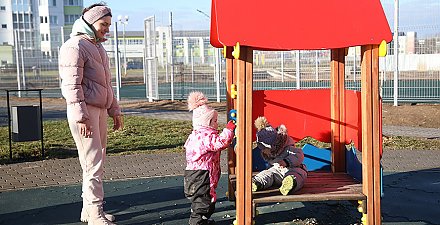 В каких случаях родители в Беларуси могут получить дополнительный выходной, пояснили в Минтруда