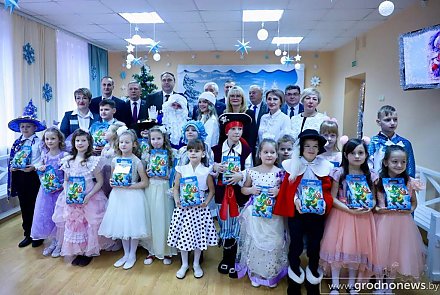 Председатель облисполкома Владимир Караник принял участие в акции «Наши дети»