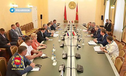 Председатель облисполкома Владимир Караник встретился с делегацией Алтайского края