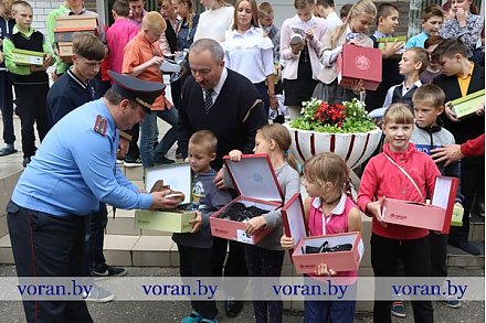 На этой неделе сотрудники Вороновского РОВД доставили ребятам из школы-интерната и социально-педагогического центра г.п. Радунь обещанные подарки