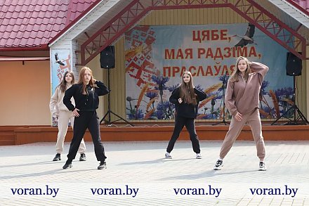 Праздничной концертной программой  «Здравствуй, Первомай!» на летней эстраде в парке г.п. Вороново открылся сезон концертов выходного дня