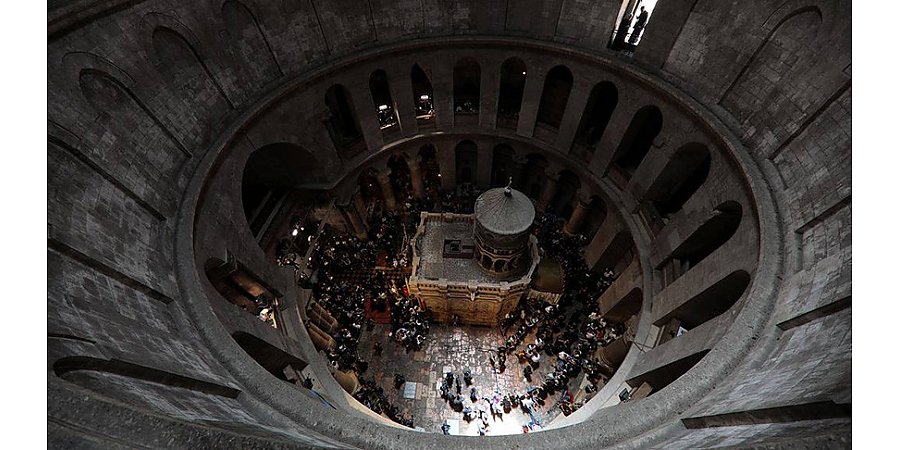 Благодатный огонь сошел в храме Гроба Господня в Иерусалиме