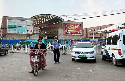 В Пекине из-за новой вспышки COVID-19 закрыли все школы и развлекательные центры