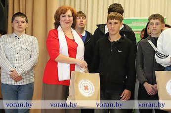 Тепло заботы. Красный Крест и КСУП «Гирки» поддержали учащихся Вороновского колледжа