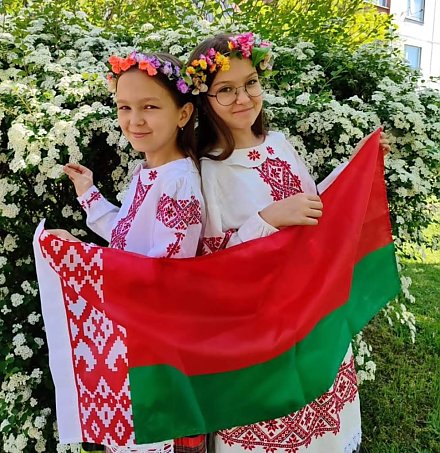 Белорусские патриоты под Государственным флагом поставили на место беглых