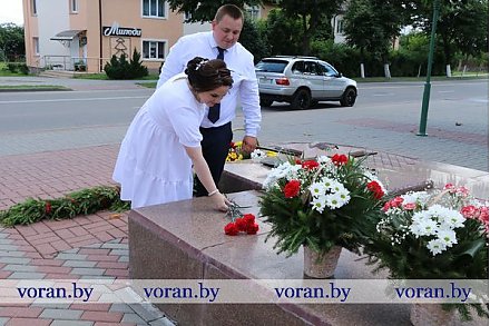 В честь Дня Независимости Республики Беларусь молодожены возложили цветы к памятнику в Вороново