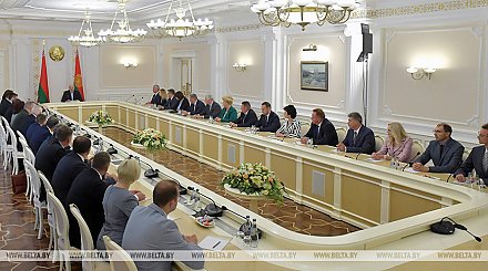 "Люди авторитетные, которые формируют мнения" - Лукашенко встретился c доверенными лицами
