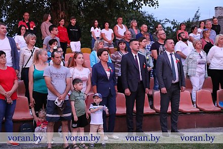 Жители Вороново вместе со всей страной спели гимн, а ночное небо поселка расцветил салют