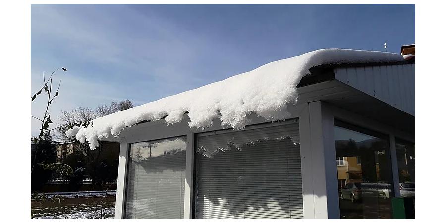 Уберите снег с крыши, но оставьте у порога: народные приметы на 12 декабря