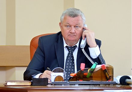 Субботнюю прямую телефонную линию провел первый заместитель председателя облисполкома Иван Жук