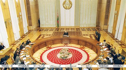 "Пришло время собирать камни, чтобы строить наш храм". От чего Лукашенко защищал Беларусь на рубеже 2000-х