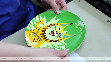 ФОТОФАКТ: На Добрушском фарфоровом заводе производят посуду с символикой II Игр СНГ
