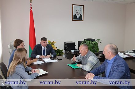 В Вороновском райисполкоме прием граждан провел член Постоянной комиссии Совета Республики Национального собрания Республики Беларусь по региональной политике и местному самоуправлению Дмитрий Захарчук