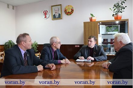 Депутат Палаты представителей Национального собрания Республики Беларусь Александр Маркевич работал в своем избирательном округе.