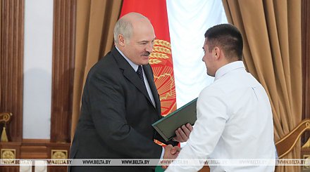 Александр Лукашенко поздравил тяжелоатлета Евгения Тихонцова с завоеванием золотой медали в Паттайе