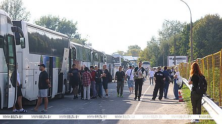 "С таким смириться нельзя". Что говорят ожидающие в очереди перед закрытием Польшей границы